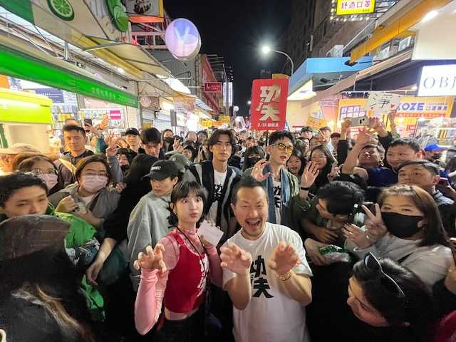 九把刀攜《功夫》演員群夜市拜票。(圖/麻吉砥加)