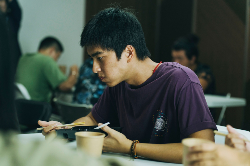 部分取材自報導者《廢墟少年》 曾敬驊詮釋青年進入詐騙集團人生轉折。（圖／冬候鳥電影、文策院）