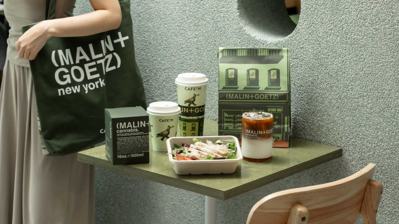 (MALIN+GOETZ)攜手CAFE!N與視覺藝術家Page Tsou鄒駿昇推出「SIP THE CHILL」限定聯名企劃,周邊也超值得收藏，包括極輕遛遛杯、漫步紐約托特包、即可拍、手工玻璃杯，以及藝伎咖啡凍乾咖啡粉果凍包。（圖／品牌提供）