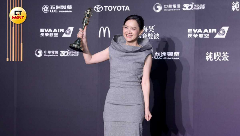 曾寶儀坦言原本以為自己已經看淡許多事情，沒想到得獎時仍如此開心。（圖／本刊攝影組）