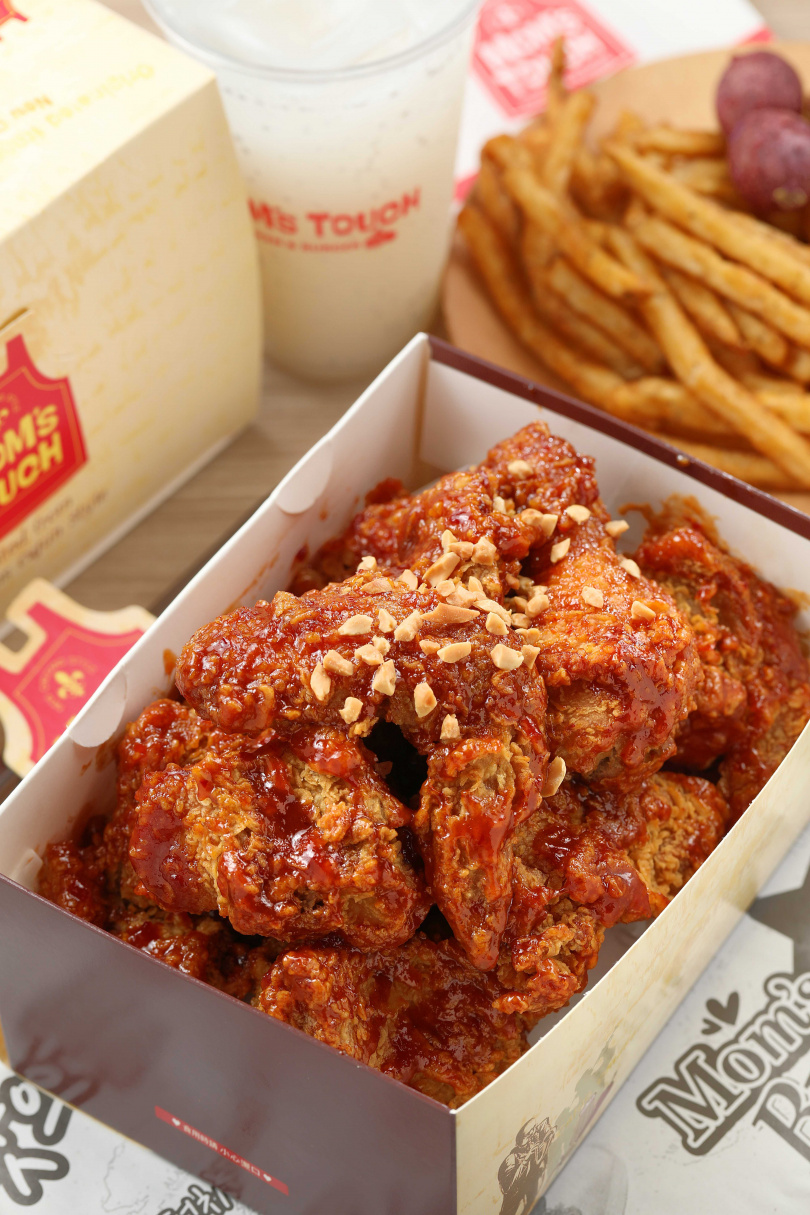經典的「韓式辣味炸雞」最受台灣民眾歡迎。（319元／半雞九塊）