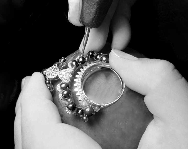 JHENG Jewellery「眾生臉譜系列」珠寶，製作過程繁複細緻。（圖╱JHENG Jewellery提供）