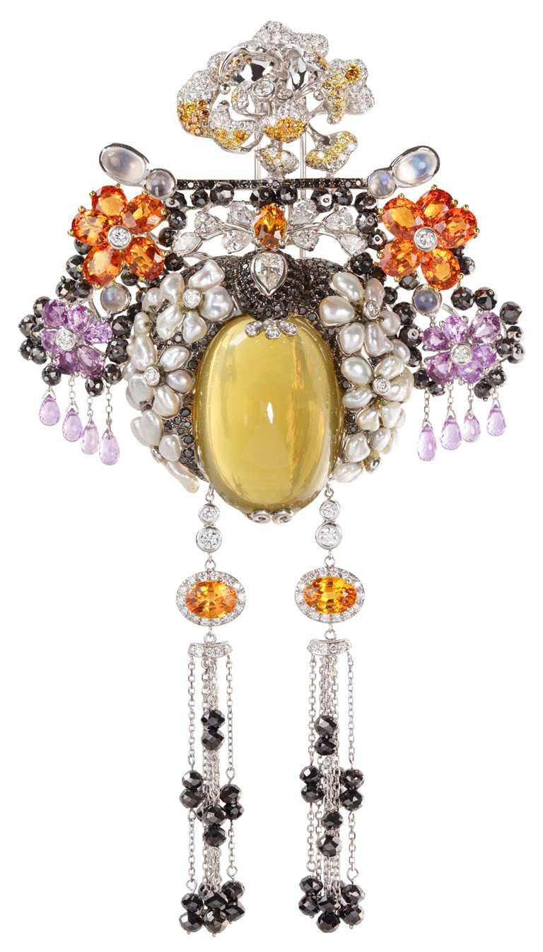 JHENG Jewellery「眾生臉譜系列」水晶臉譜╱18K白金，檸檬水晶、無核珍珠、粉剛、彩剛、黃鑽、黑鑽與白鑽╱1,210,000元。（圖╱JHENG Jewellery提供）