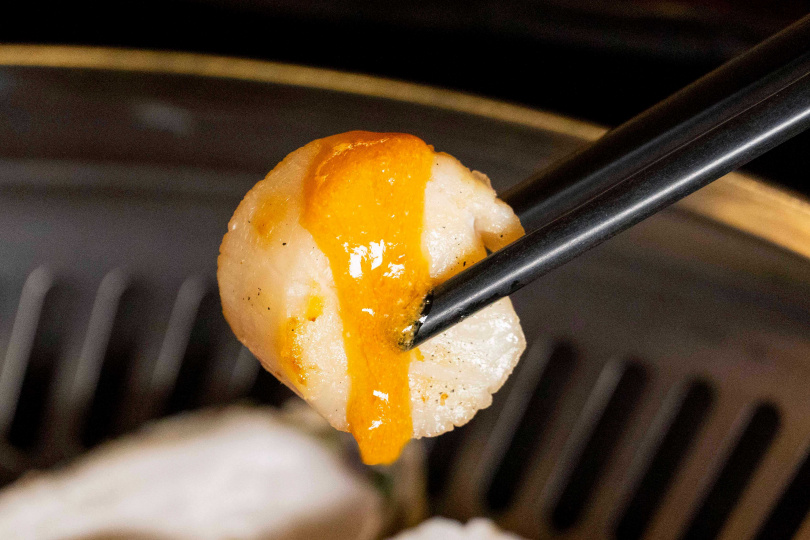 干貝淋上哞哞屋以鹹蛋黃調製而成的流芯金沙醬，更添層次。