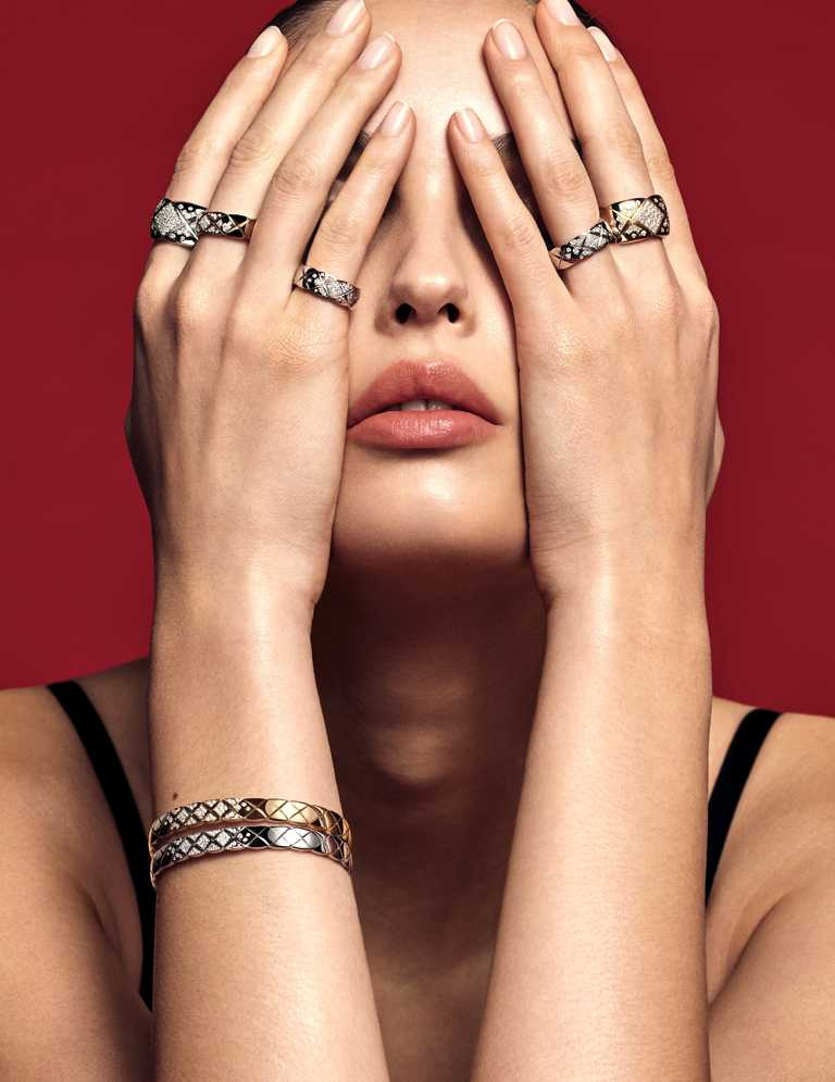佩戴CHANEL「COCO CRUSH」系列高級珠寶的法則之一，便是戴越多越美麗。（圖╱CHANEL提供）