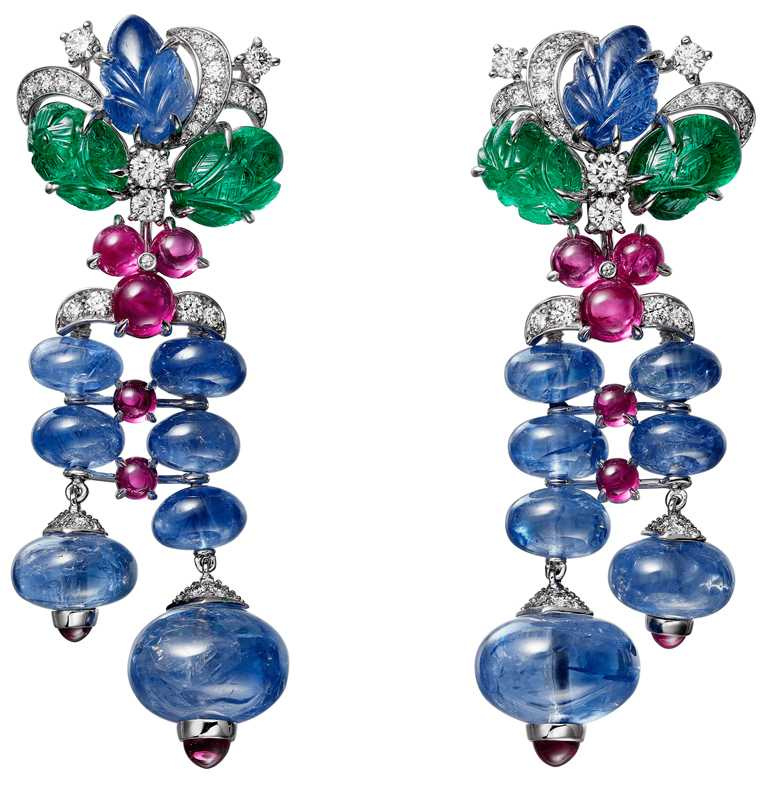 Cartier頂級珠寶系列「Tutti Frutti水果錦囊」耳環，鉑金，藍寶石圓珠，雕花祖母綠及藍寶石，凸圓形切割紅寶石，圓形明亮式切割鑽石。（圖╱Cartier提供）