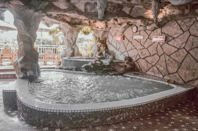   關子嶺「景大渡假莊園」設置的礦泥岩湯，讓旅人在戶外也能享受泥漿溫泉。  