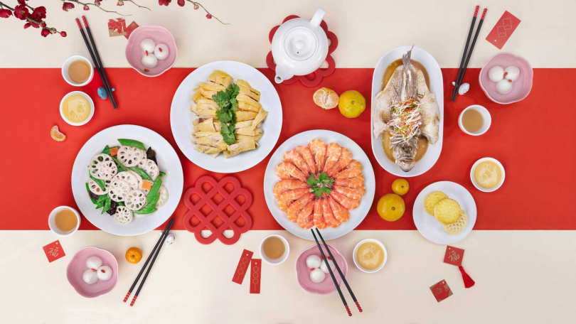 KUNGSTIGER隔熱墊象徵中國結，還有以唐宋青瓷葵口碗為靈感的碗，打造年味感餐桌。（圖／IKEA提供）