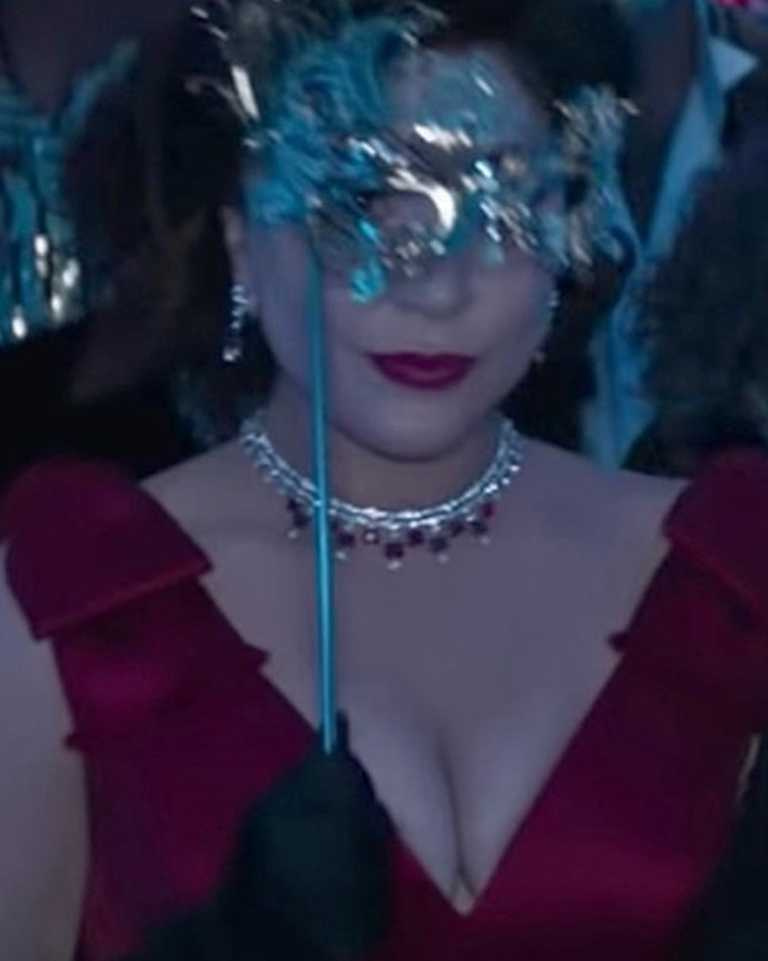 女神卡卡於《GUCCI：豪門謀殺案》電影中，佩戴BVLGARI頂級紅寶石與鑽石項鍊、耳環亮相。（圖╱翻攝自網路）