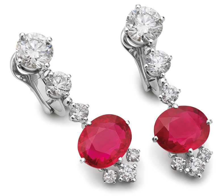 BVLGARI頂級紅寶石與鑽石耳環，鉑金耳環，鑲嵌2顆橢圓切割莫三比克鴿血紅紅寶石。（圖╱BVLGARI提供）