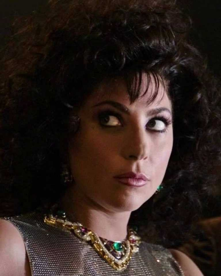 女神卡卡於《GUCCI：豪門謀殺案》電影中，佩戴BVLGARI「Heritage典藏」系列彩寶項鍊及耳環亮相。（圖╱翻攝自網路）