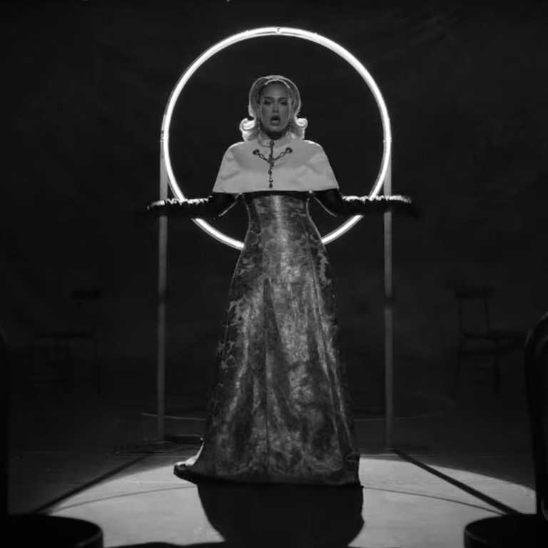 Adele愛黛兒釋出2022全新單曲〈Oh My God〉MV預告，黑白畫面更顯磅礡氣勢。（圖╱翻攝自IG@adele）
