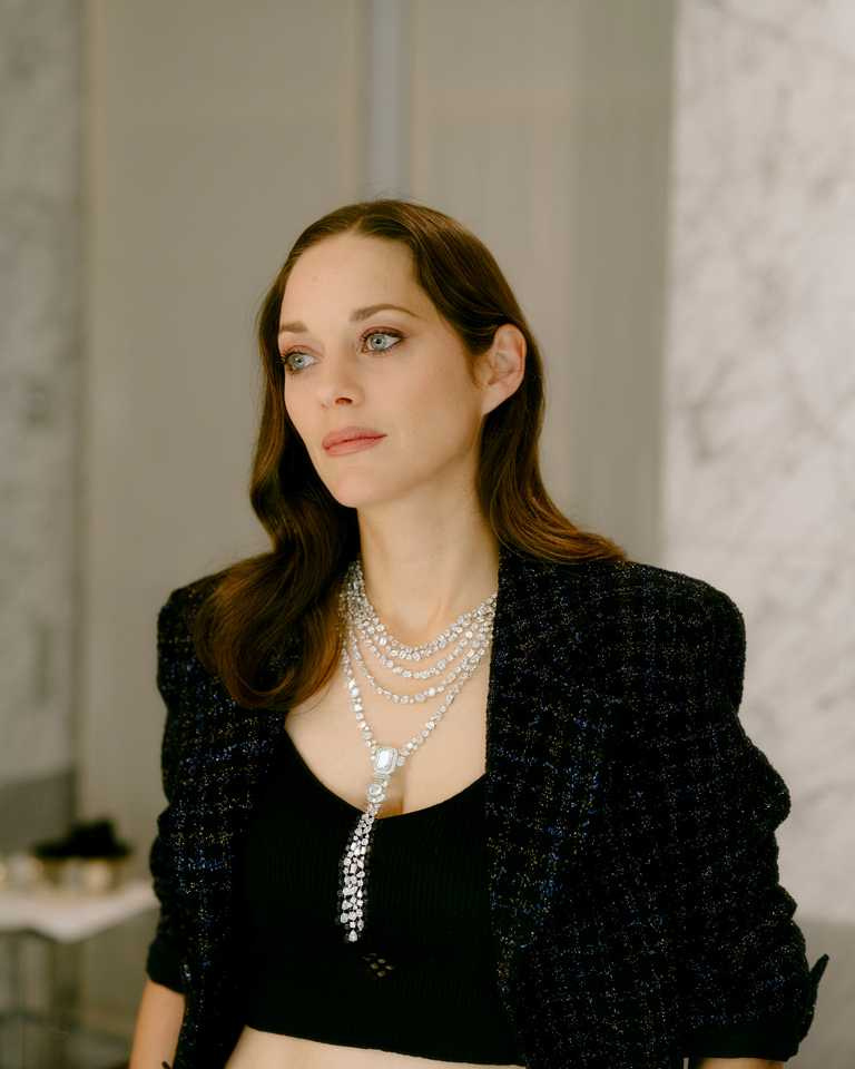 香奈兒品牌大使瑪莉詠柯蒂亞（Marion Cotillard）去年10月出席巴黎「N°5」頂級珠寶展時，佩戴全系列最高單價的「Eternal N°5」可轉換式項鍊。（圖╱CHANEL提供）