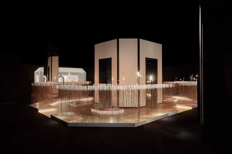 CHANEL「N°5」頂級珠寶展，忠實複製巴黎展場空間，以芳登廣場的經典八角形及金黃稻穗為設計概念。（圖╱CHANEL提供）