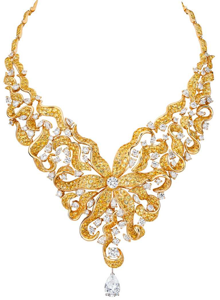 CHANEL「N°5」系列頂級珠寶，「Ylang Ylang」項鍊，18K黃金、鉑金鑲嵌鑽石及黃色藍寶石，1顆重約5.28克拉D-FL梨形切割鑽石，1顆重約1.50克拉D-IF圓形切割鑽石╱64,676,000元。（圖╱CHANEL提供）