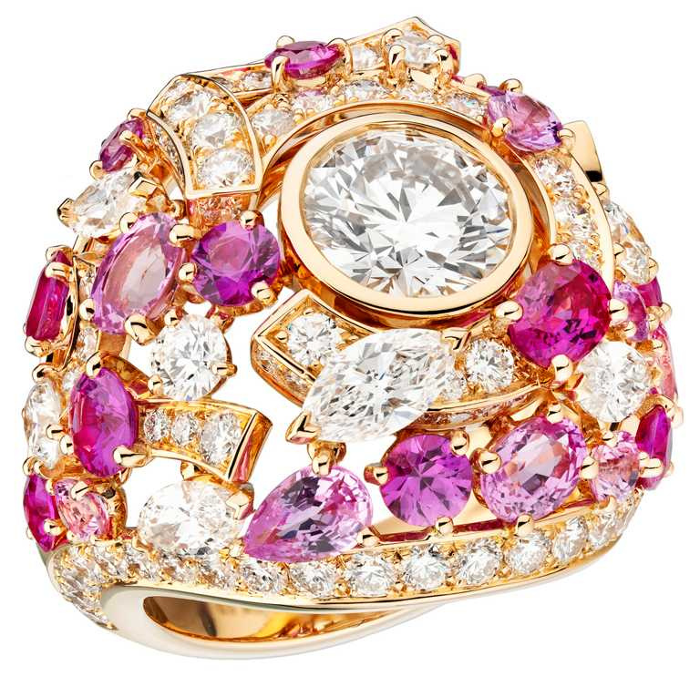 CHANEL「N°5」系列頂級珠寶，「Lucky N°5」戒指，18K黃金鑲嵌鑽石、黃色藍寶石及石榴石，1顆重約2.02克拉D-IF圓形切割鑽石╱12,199,000元。（圖╱CHANEL提供）