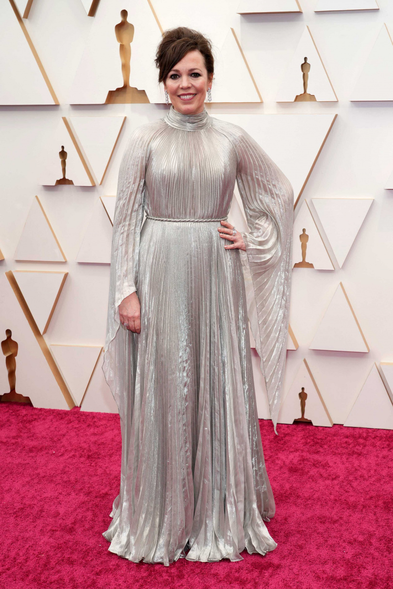 《失去的女兒》女主角Olivia Colman穿著 Dior 高級訂製服系列銀色褶襉垂墜 gazar 亮絲晚禮服出席頒獎典禮。(圖／品牌提供)  