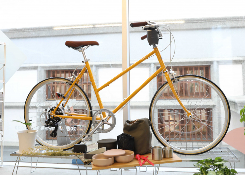 位於新富町文化市場清水模建築二樓的「tokyobike單車生活研究社」，以各種選物讓城市騎行更具風格。（圖／侯世駿攝）