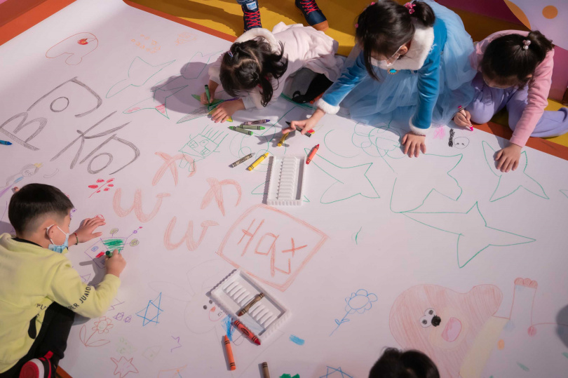 《阿奇幼幼園特展》打造多個陪伴小朋友們成長的主題，靜態的創造音樂與繪畫體驗到活力滿滿的的充氣跳床及騎乘木馬。