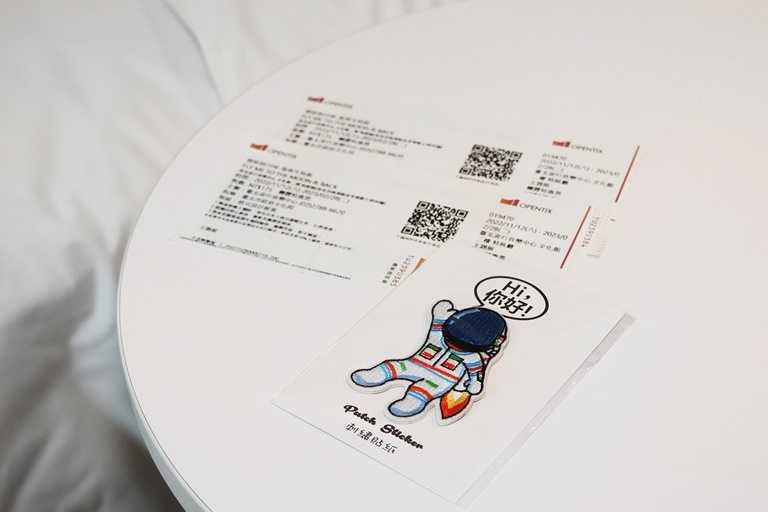 入住「想你到月球」主題房即贈展覽門票2張與Hi你好創意設計刺繡貼紙1張。