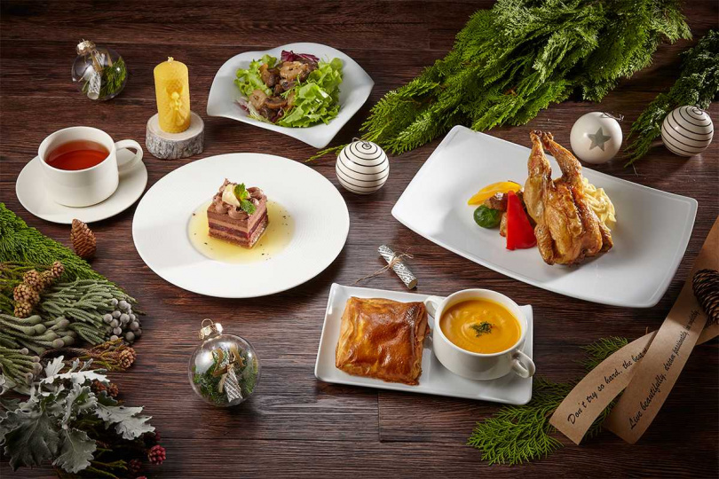 The Chapter Café餐廳提供可任選四款精選海陸主菜的「時光耶誕跨年套餐」，每套1,080元+10%起。