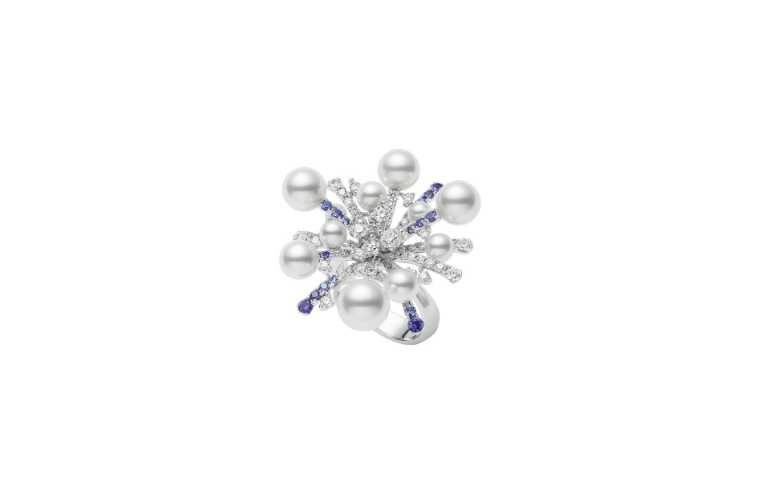 MIKIMOTO Splash Collection珍珠藍寶石鑽戒／建議售價431,000元（圖／品牌提供)