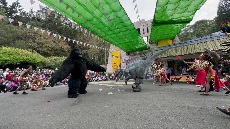 戶外大秀「猛龍金剛大對決」在兒童連假5天於15：00在VR Dino飛越恐龍谷前廣場，帶來精采的表演。