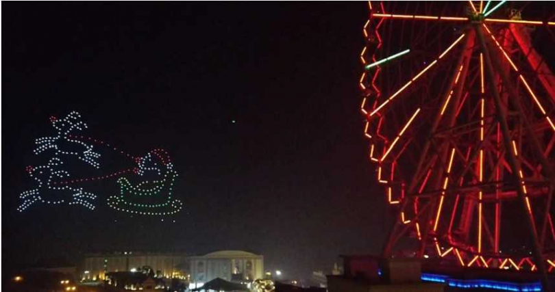 無人機在夜空變化出各式耶誕圖騰，令觀眾讚嘆連連。（圖／ 義大世界提供）