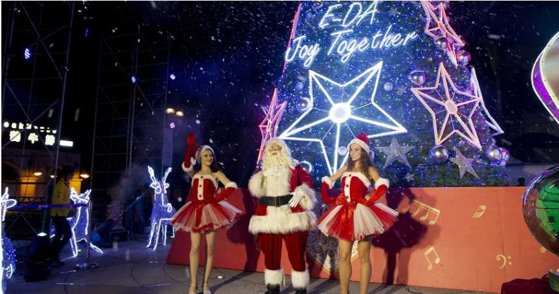 義大世界耶誕樹也在昨日(21)正式點燈，並舉辦「耶誕公益捐贈暨耶誕樹點燈儀式」。（圖／ 義大世界提供）