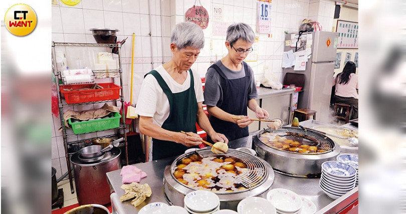 蘇家肉圓油粿目前由蘇芳文、蘇朝樹父子檔一起經營，招牌油粿中吃得到鬆軟芋頭。（35元）（圖／于魯光攝）