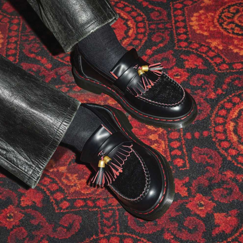 「Adrian樂福鞋」採用黑色外層皮革，與紅色內裡皮革、鞋墊相互映襯，鞋面流蘇處的金色扣環增添奢華感，為你打造滿滿新春龍魂的英式魅力！