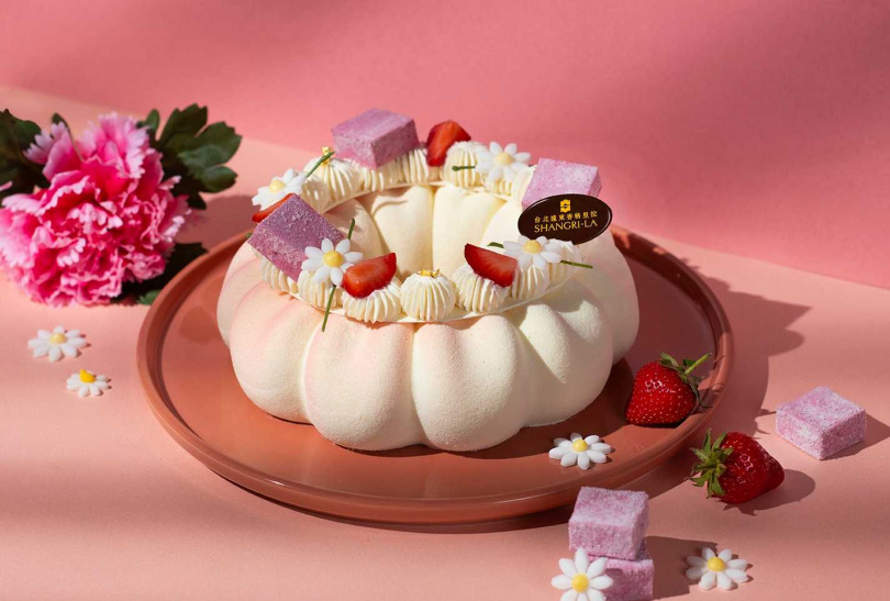「茉莉夫人」表面的波浪造型是茉莉花起司慕斯，內餡則是茉莉花海綿蛋糕搭配水蜜桃奶油餡及果凍，清新甜美。（1,580元／吋，圖／台北遠東香格里拉提供）