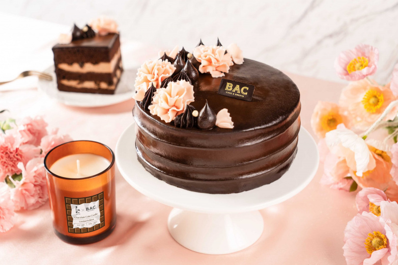 BAC推出「甜茶女神 蜜桃茶餡蛋糕」，並與台灣香氛品牌「炫日芬」合作以蛋糕口味打造香氛燭。（圖／BAC提供）