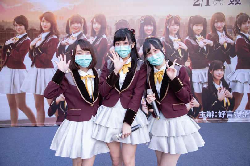 潘姿怡（左起）、冼迪琦和劉曉晴配合政府機關公告規定，簽唱會全程佩戴口罩。