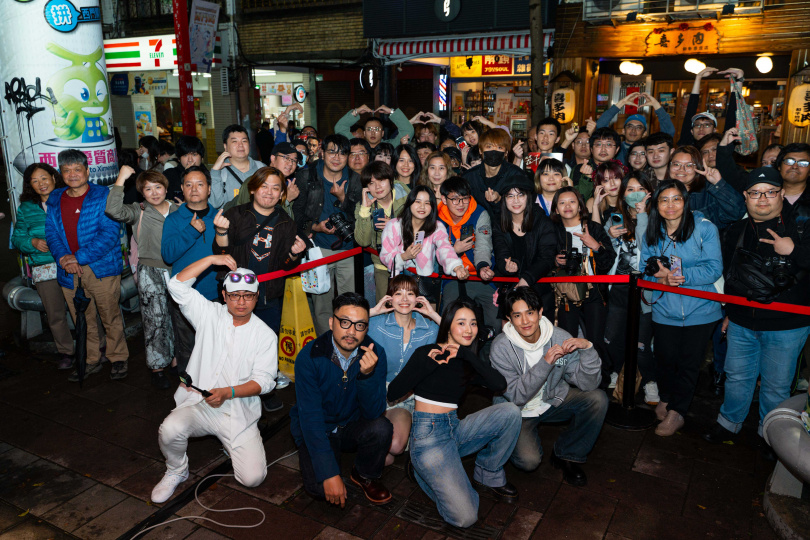 大批粉絲冒雨前來支持。(圖/華映娛樂提供)