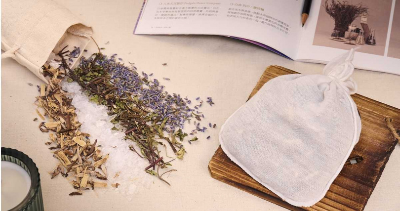 龍源中藥行在解憂密室中帶來助眠香包。(圖/台北迪化商圈發展促進會提供)