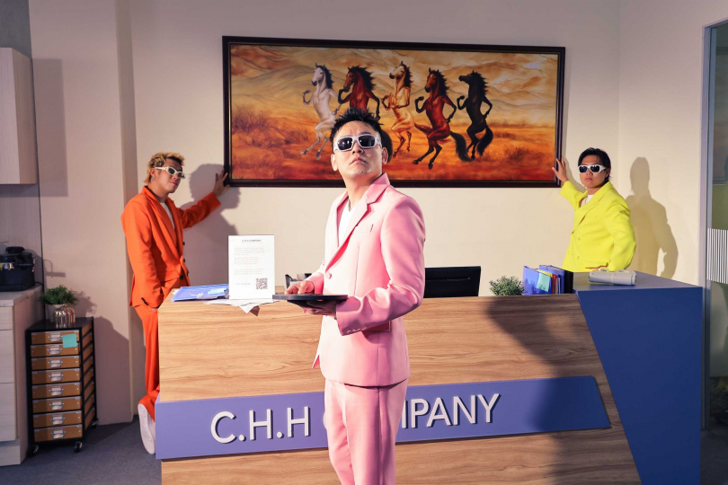 玖壹壹化身風水師指點迷津。（圖／相信音樂提供）