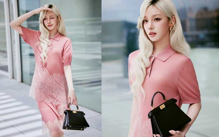 宋雨琦首度來台，出發前穿搭美翻全場！一襲粉色蕾絲拼接POLO領針織裙，搭配 FENDI Peekaboo ISeeU 黑色手袋，粉嫩又高級的氛圍盡顯女神氣場。（圖／FENDI提供）