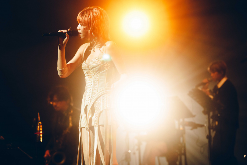 洪佩瑜不僅唱新歌,也翻唱許多經典歌曲。(圖/KKLIVE x何樂音樂提供)