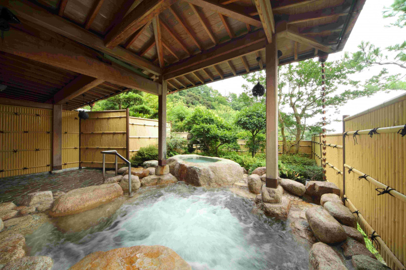 「西卡羅優裕日式旅館」旅人可在此享受湯之山溫泉與山景，盡情品味在地精緻料理。（圖／Booking.com提供）