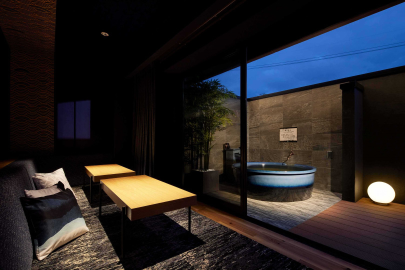 「Yatomi Hotel Nuqu Natural Hot Spring」客房引入天然溫泉水源，讓旅人在純粹的日式美學空間內獨享療癒時光。（圖／Booking.com提供）