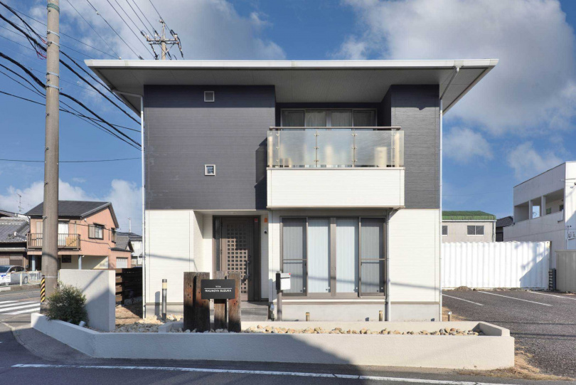 鄰近鈴鹿賽車場的「Villa Rikunoya Suzuka」。這座以溫潤木質打造的獨立別墅，在現代簡約中保留了日式經典元素。（圖／Booking.com提供）