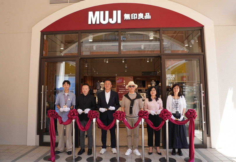 (由左到右)MUJI無印良品-郭志昇店長、梁益嘉副總、吉田明裕總經理、麗寶樂園渡假區-陳志鴻董事長、吳佳如總經理、麗寶OUTLET MALL張美德總經理。