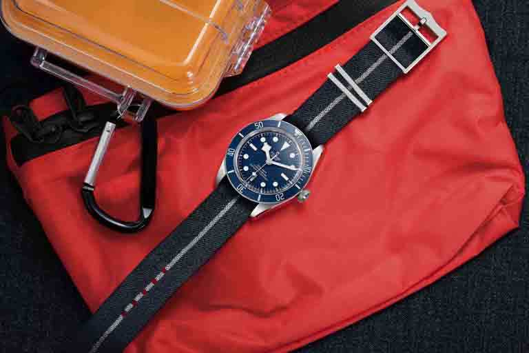 TUDOR「Black Bay Fifty-Eight」海軍藍腕錶，搭配質感舒適的藍色NATO織紋錶帶，由具150年歷史的法國Julien Faure公司所製造。（圖╱TUDOR提供）