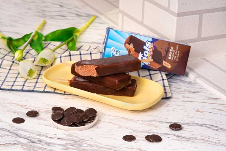 「經典巧克力脆皮雪糕」外層黑巧克力脆皮脆口紮實，佐以綿密且醇厚的巧克力冰淇淋，吃來過癮。
