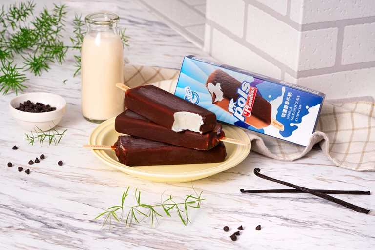 「特濃香草牛奶脆皮雪糕」採用歐洲冰淇淋的製程配方，讓牛乳香氣更為濃厚，搭配外層的脆皮巧克力香甜脆口。
