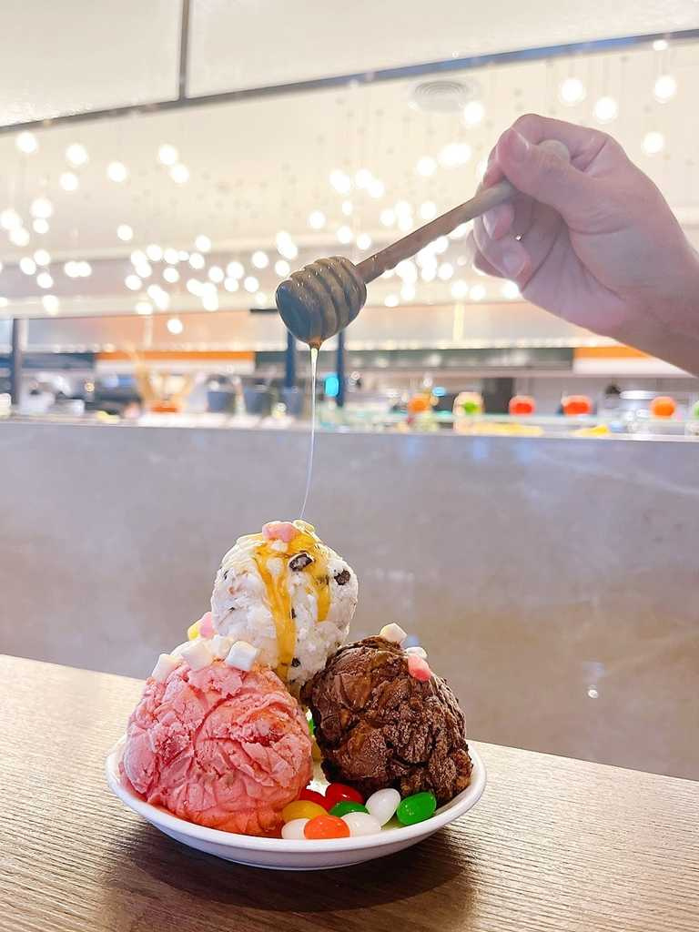 台北凱達與瑞士知名的冰淇淋品牌「莫凡彼」合作舉辦「冰淇淋DIY達人大賽」，只要於FB指定貼文分享，就有機會省下一個月的午餐費。