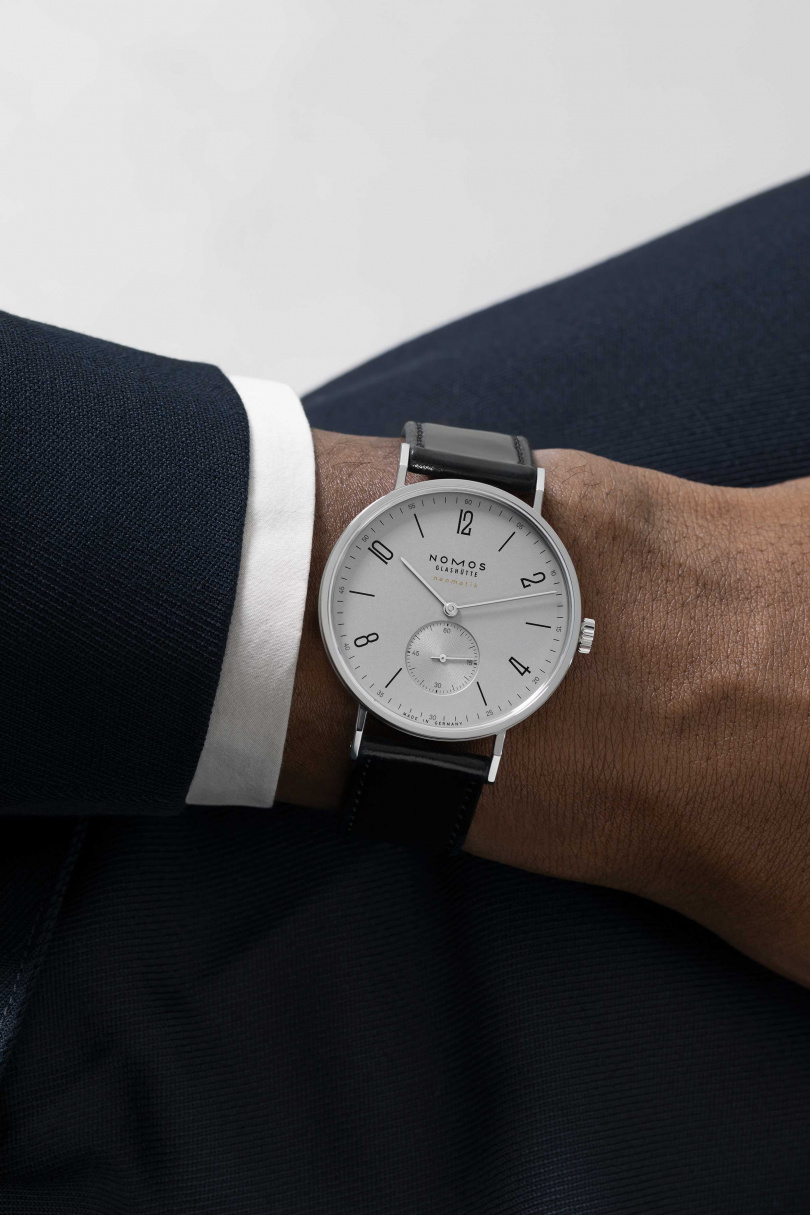 NOMOS在凝聚無數創新與匠藝之下，風光推出NOMOS Tangente neomatik platinum gray 鉑金灰腕錶系列。