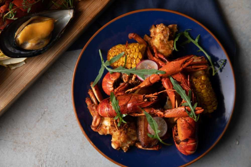 GUSTOSO自助餐檯提供「牙買加式香料小螯蝦」，使用牙買加胡椒、辣椒與紅椒粉調味，視覺繽紛吸睛。