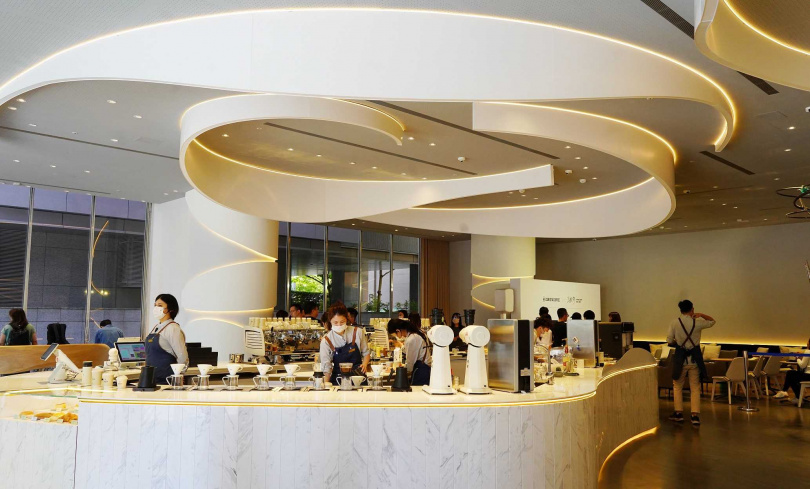奎士咖啡市府旗艦店以大面積白色打造清新極簡風格，去年開幕後還享有「台北最美咖啡廳」之稱。（圖／魏妤靜攝）
